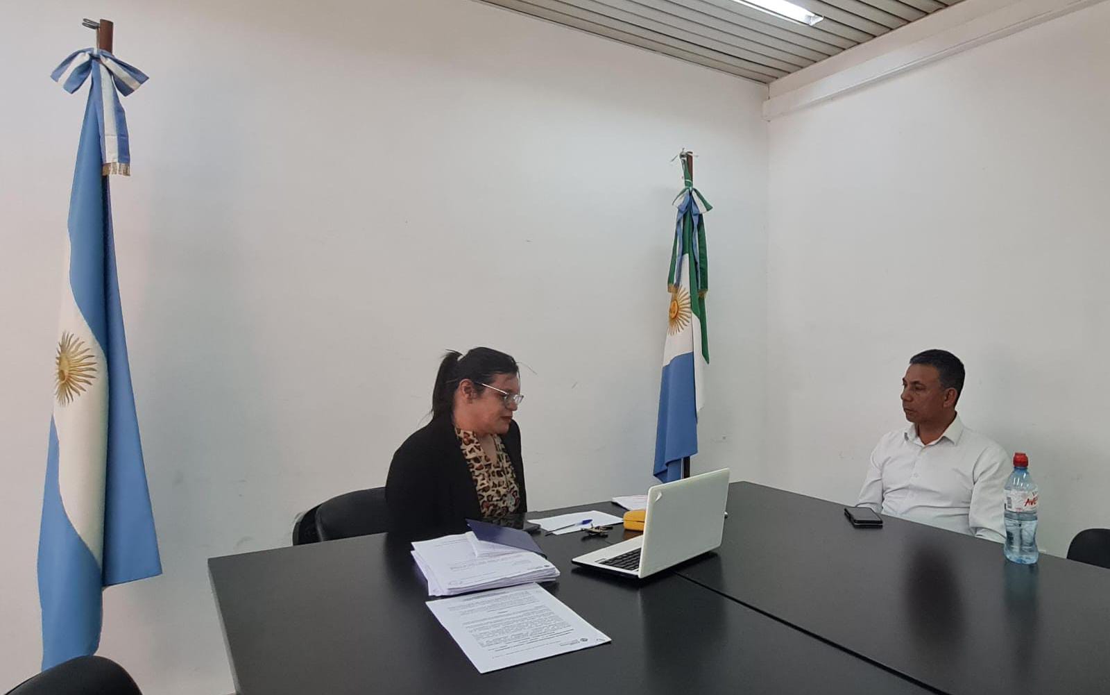La Secretaria Comisión de Géneros, Diversidades, Familias, Niños, Niñas y Adolescentes del Poder Legislativo del Chaco, Mia Colussi, recibe  al Apóstol Javier Ledesma.