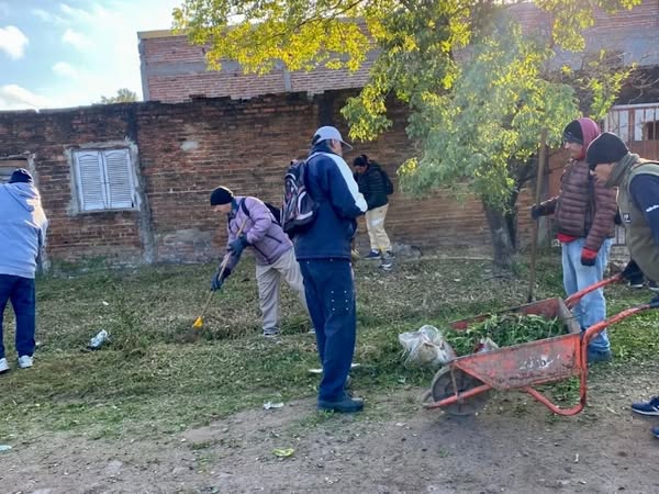 Fontana refuerza tareas de limpieza y desmalezado en el barrio Güemes
