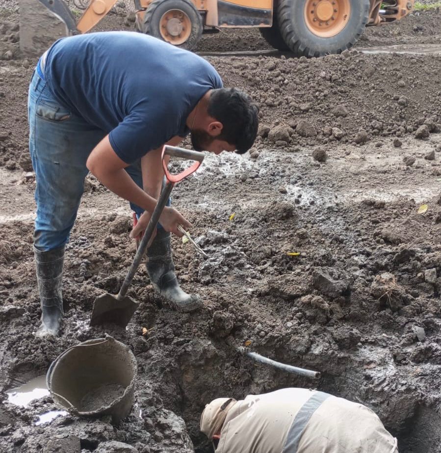Charadai: SAMEEP realiza trabajos preventivos en cañerías y conexiones domiciliarias ante el avance histórico del asfalto