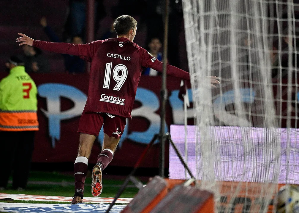 Escándalo en Lanús: la pareja de Rodrigo Castillo subió una foto alentando a River ante el «Granate»