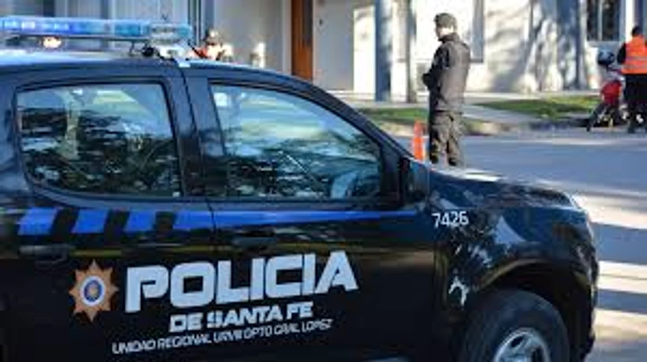 Cayó un joven buscado por homicidio: lo detuvieron armado y con una moto robada