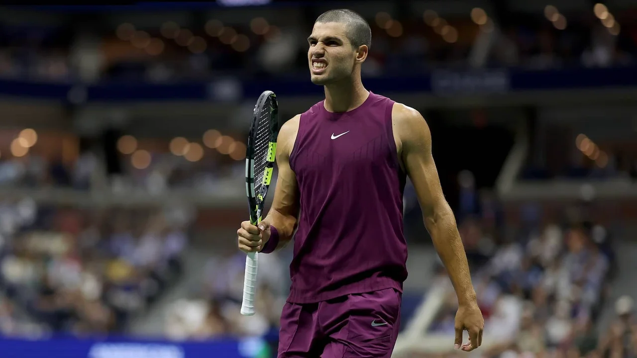 Alcaraz aplastó a su rival, pero una molestia encendió las alarmas en el US Open
