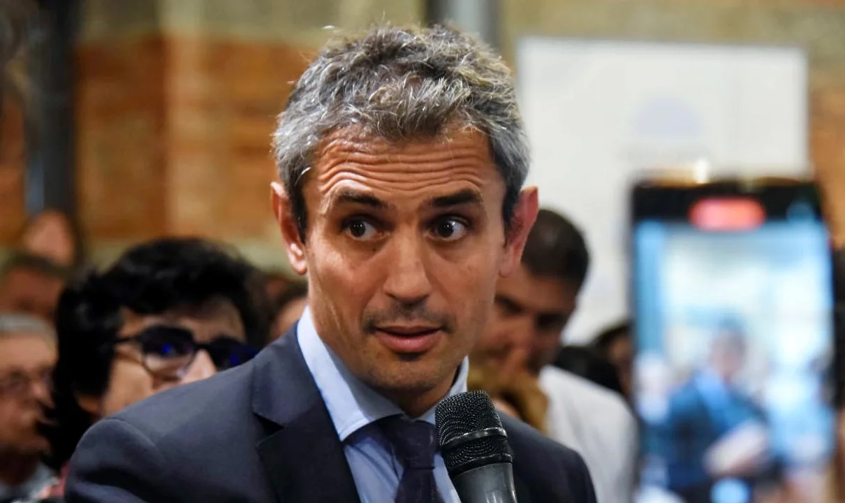 En X acusan a Martín Menem de tener una cuenta trucha para atacar a Santiago Caputo
