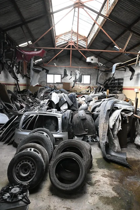 Se secuestraron más de 1.500 autopartes en un taller de chapa y pintura en Villa Pueyrredón