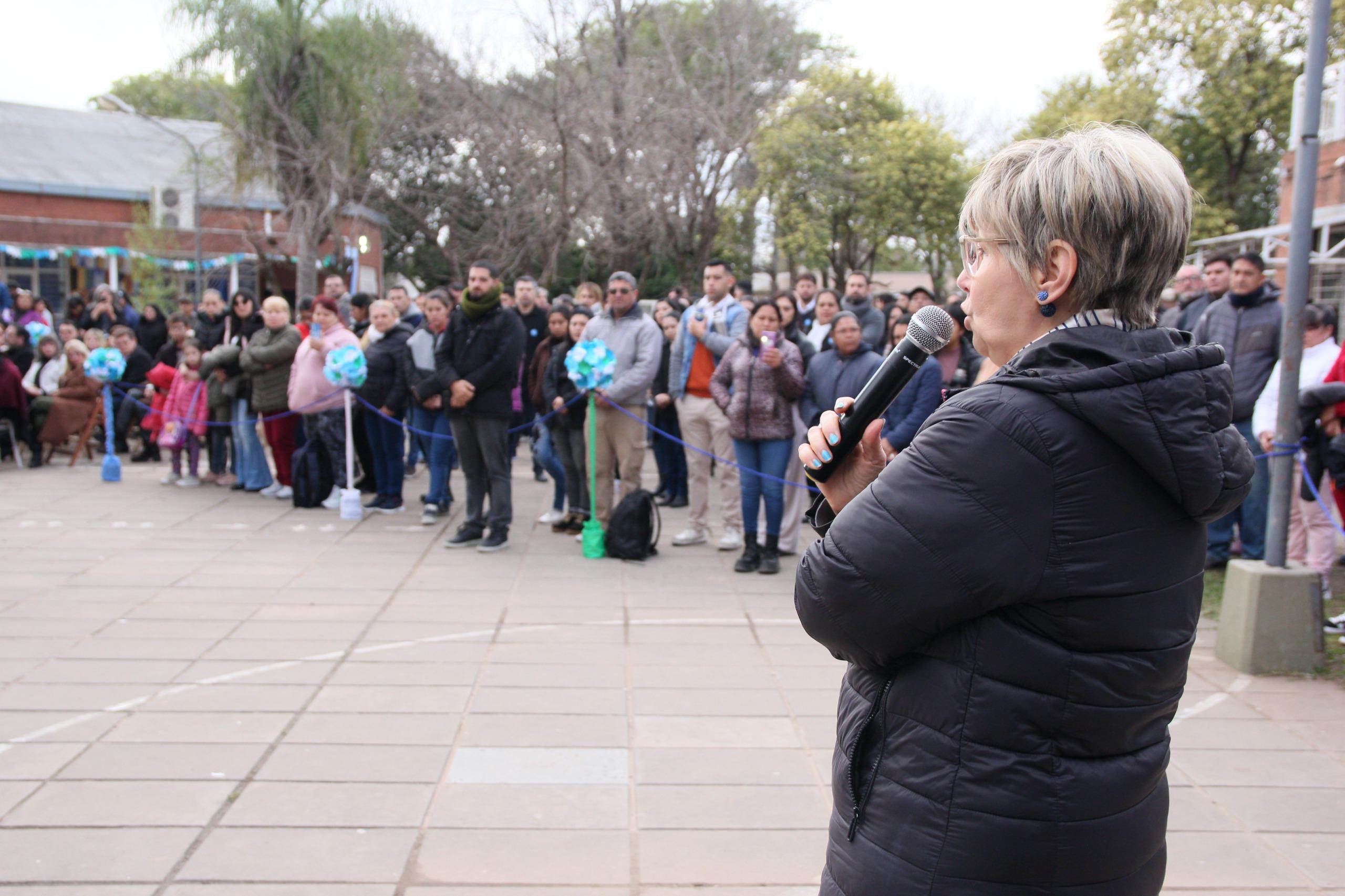 La Ministra Naidenoff tomó la promesa de lealtad a la Bandera a 140 estudiantes de la EEP Nº 972 en el día de la Provincialización del Chaco