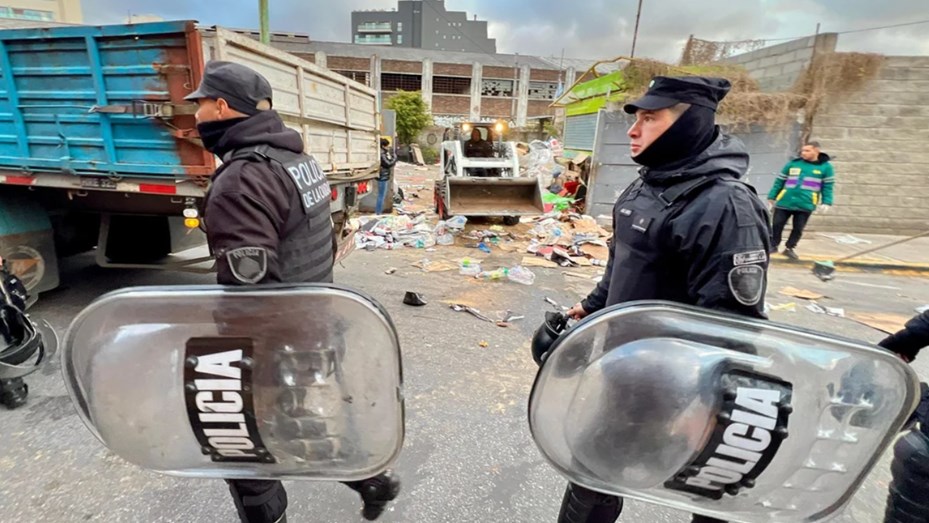 CABA: desalojaron un predio que era tomado por cartoneros informales y hubo protestas