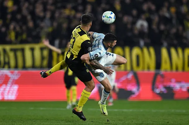 Peñarol sorprendió a Racing y le ganó 1-0 por la ida de los octavos de final de la Copa Libertadores 2025