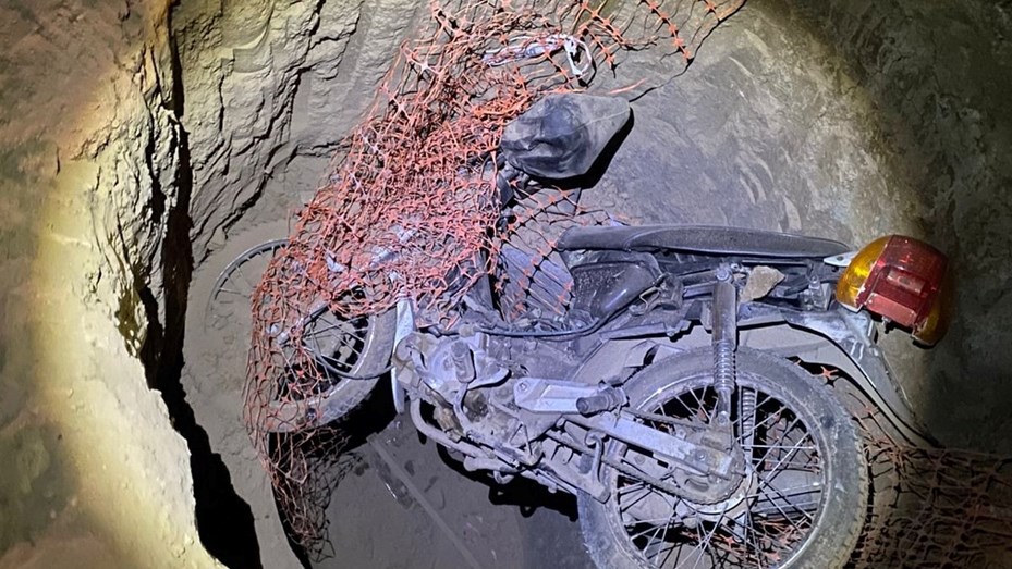 Puede salir mal: intentó ayudar a un hombre que cayó en un pozo y terminó adentro