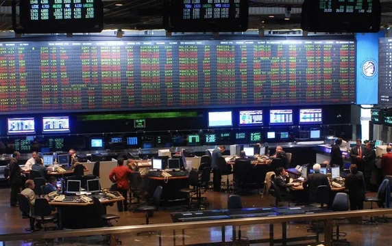 El Gobierno Nacional habría vendido US$500 millones para frenar al dólar y el riesgo país volvió a dispararse