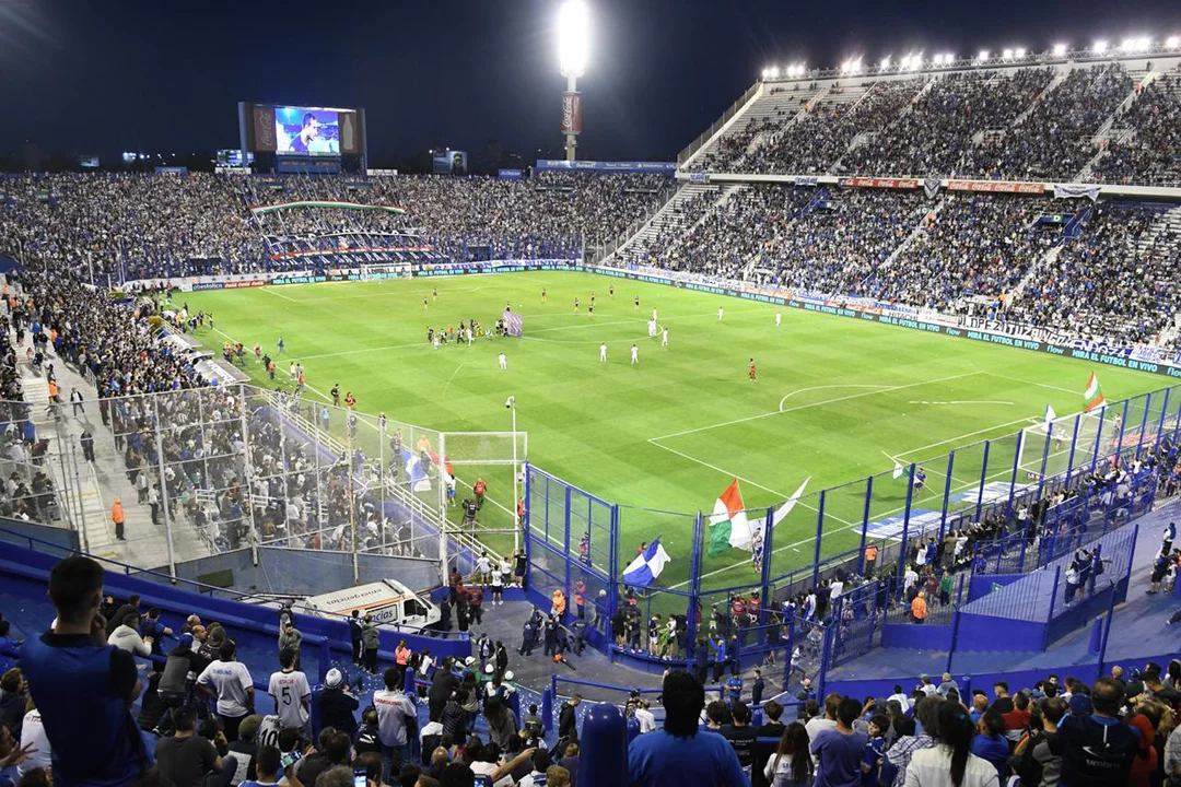 Vélez vs Racing: megaoperativo anti infiltrados con cruce de padrones y dura sanción para los hinchas