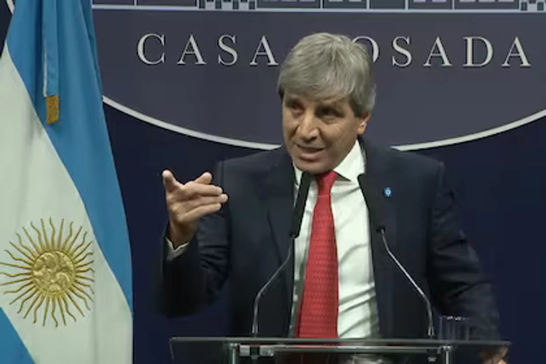 Escala el tira y afloje entre Luis Caputo y los grandes bancos por la cotización de la dólar