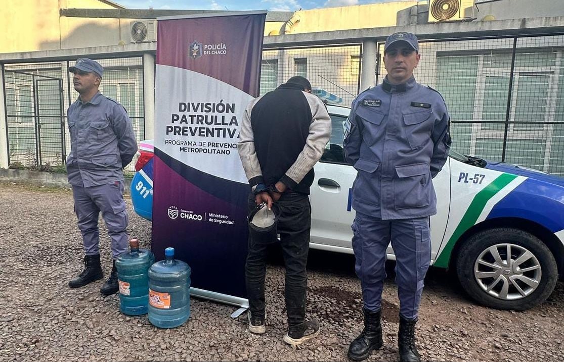 Se llevó dos bidones de un kiosco y fue detenido