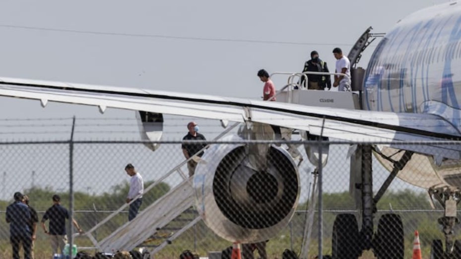 Llega el primer vuelo con argentinos deportados desde Estados Unidos