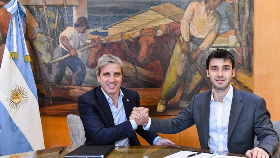 Luis Caputo firmó convenios con Chubut y Tucumán para extinguir deudas y transferir obras y viviendas