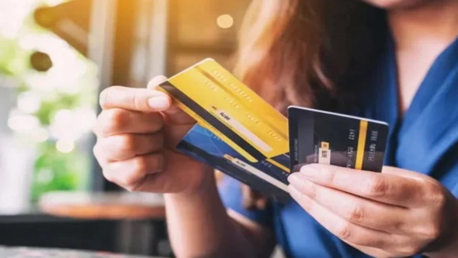 Estafó a sus compañeras docentes usando sus tarjetas de crédito: piden su captura internacional