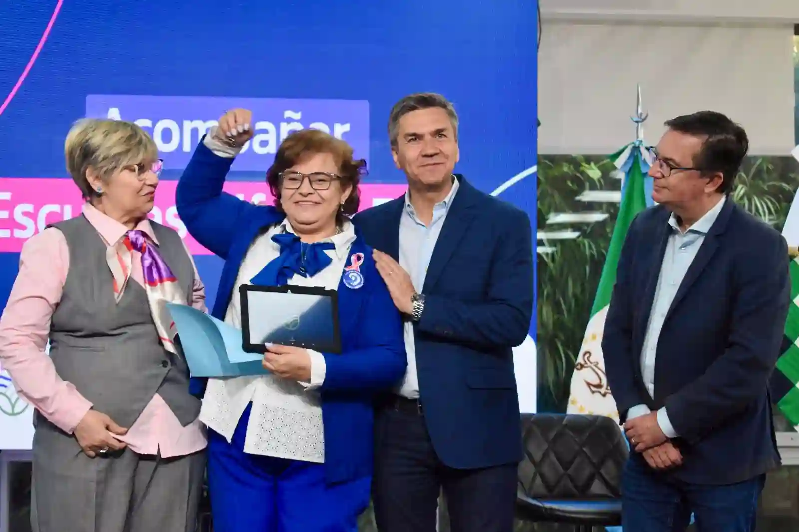 El Gobernador Zdero entregó las primeras tablets del programa Escuelas Alfa en Red para intensificar aprendizajes en lectura y escritura