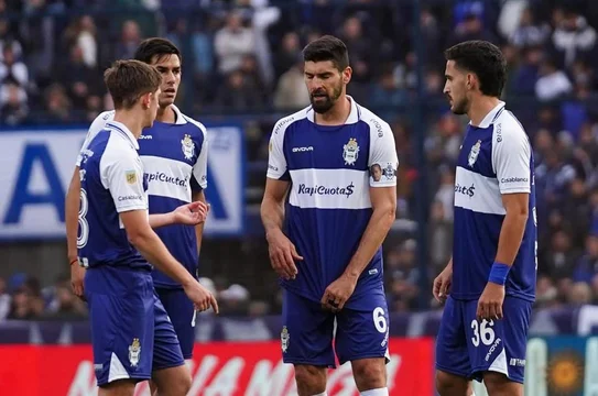 Crisis en La Plata: la FIFA frena a Gimnasia y Cowen pasea en el hipódromo