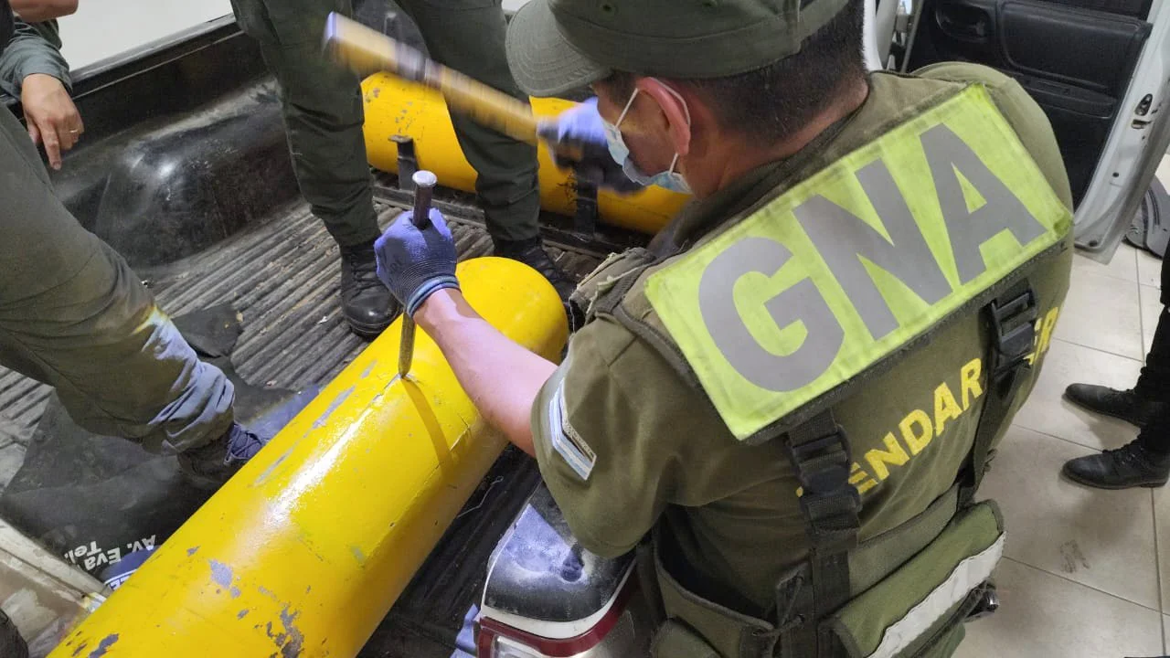 Tucumán: detuvieron a un hombre y su sobrino que transportaban 86 kilos de cocaína en tubos de GNC