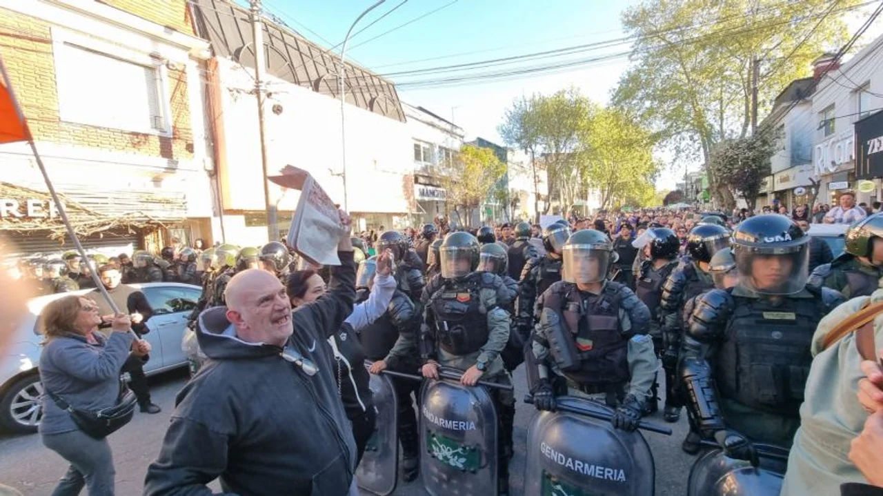 (Video) Tensión en Mar del Plata por la visita de Javier Milei: protestas y fuerte operativo de seguridad