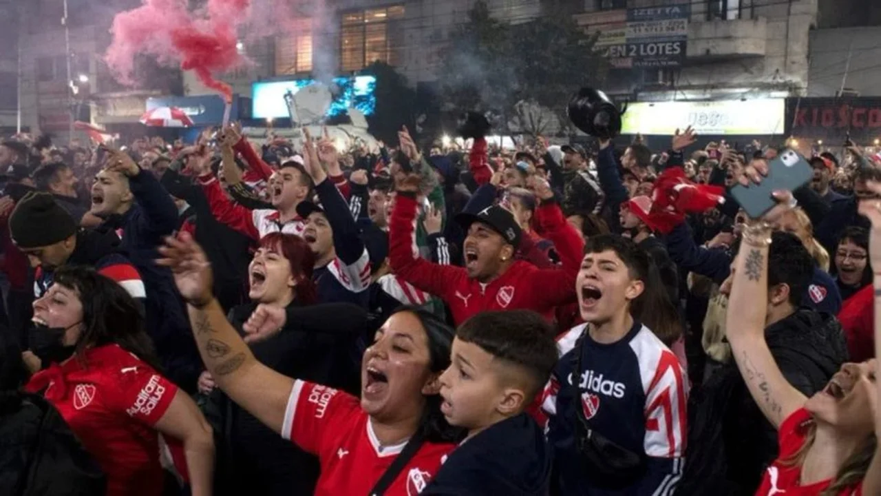 Fuerte protesta de los hinchas de Independiente en la sede contra la Comisión Directiva