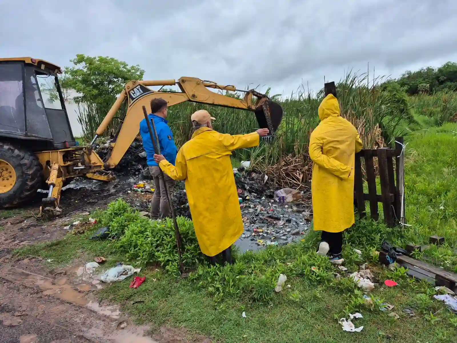 Se Intensifica la limpieza de canales para garantizar el escurrimiento del agua