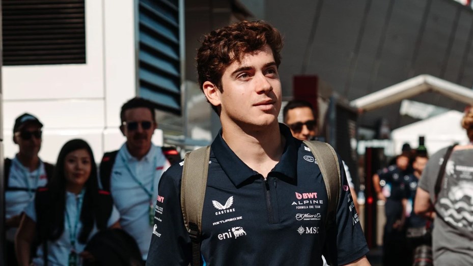 Golpe de suerte para Colapinto: avanza tras la descalificación de Sainz y Albon en Singapur