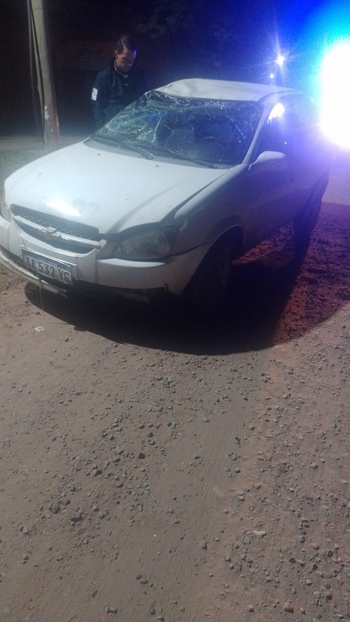 Volcaron con un auto en Fontana y lo abandonaron antes de que llegue la Policía