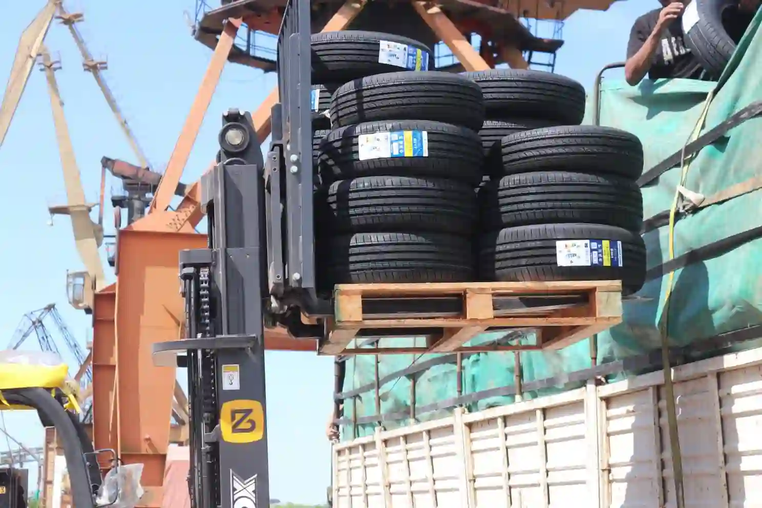 Histórica operación en el puerto de Barranqueras: arriban cubiertas importadas desde China con destino final a Córdoba