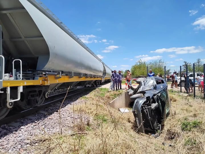 Accidente ferroviario en Hermoso Campo: un hombre resultó herido tras ser embestida su camioneta