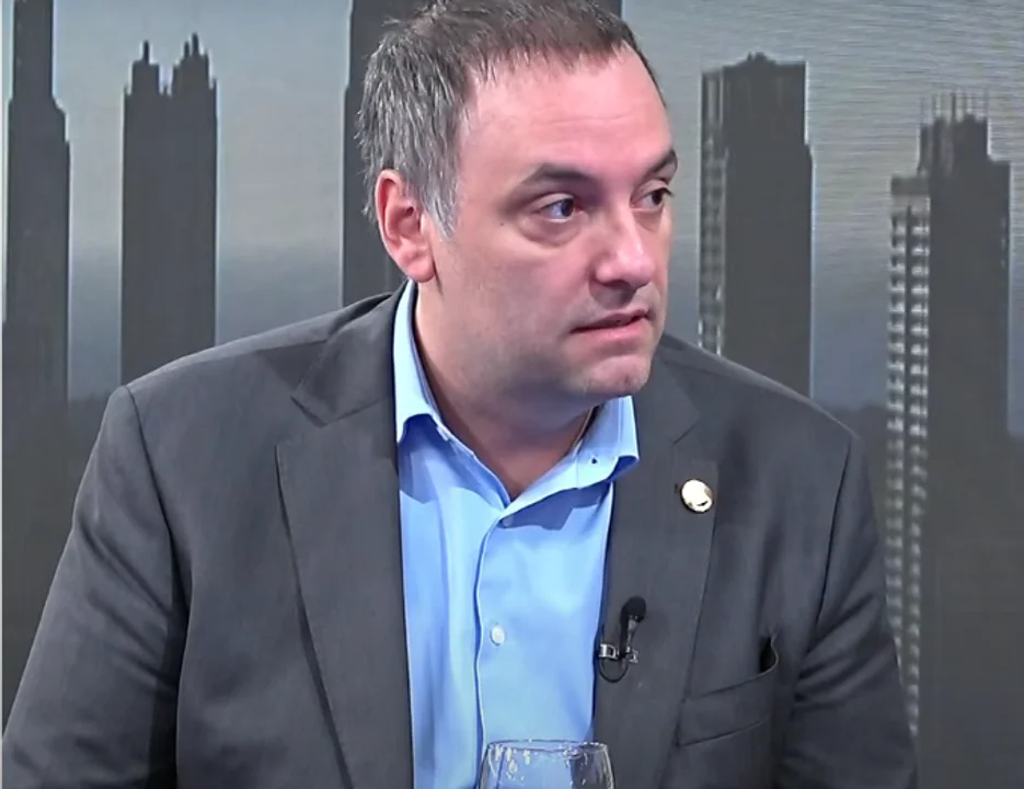 De la Vocería a la Jefatura: El Camino de Manuel Adorni en el Gobierno de Milei