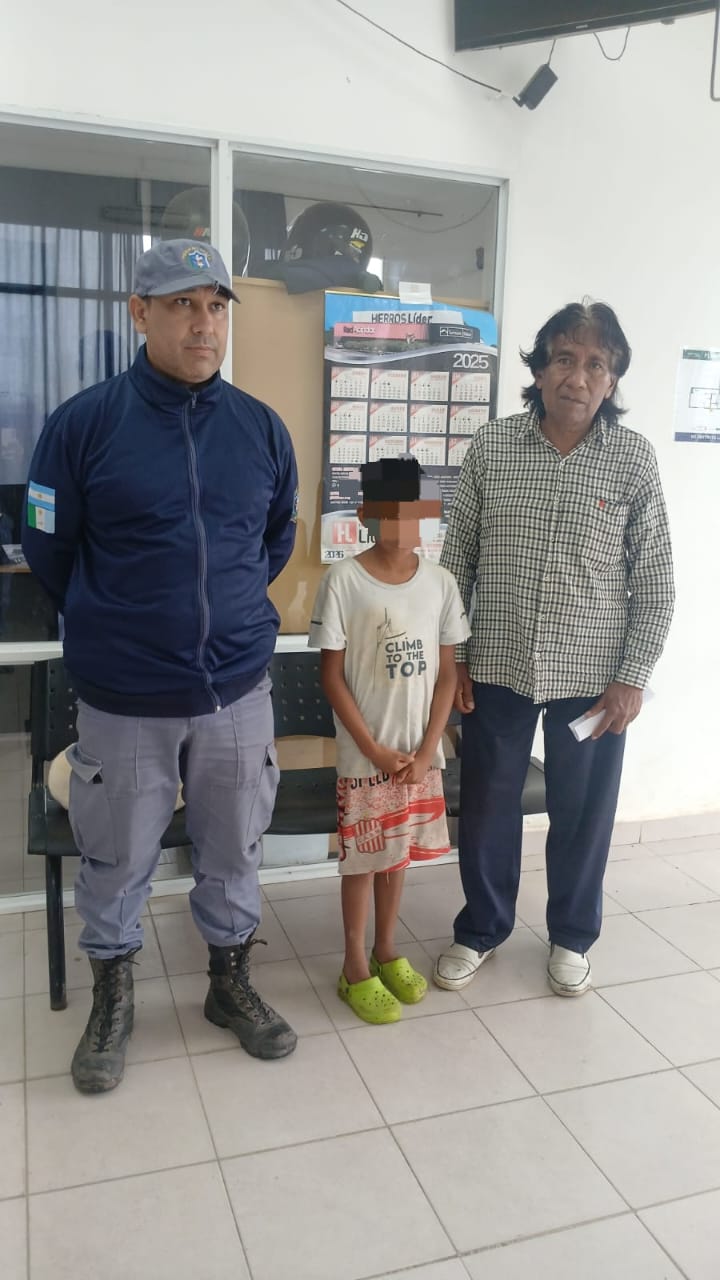 Un niño de 9 años que estaba siendo buscado regresó a su hogar en buen estado