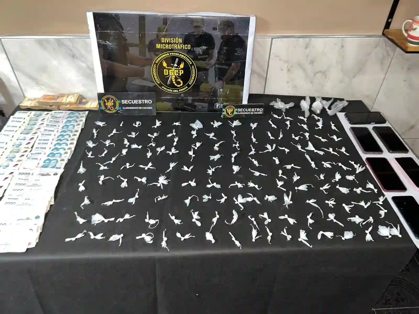 Detuvieron a dos jóvenes con más de 100 bochitas de cocaína y 700 mil pesos