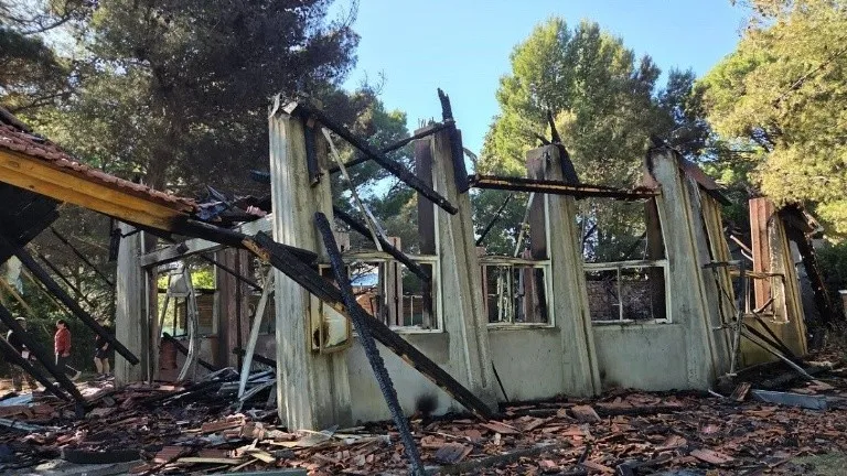 Incendiaron una capilla y dejaron mensajes satánicos tras la «Noche de Brujas»: habría sido un pibe de 15 años
