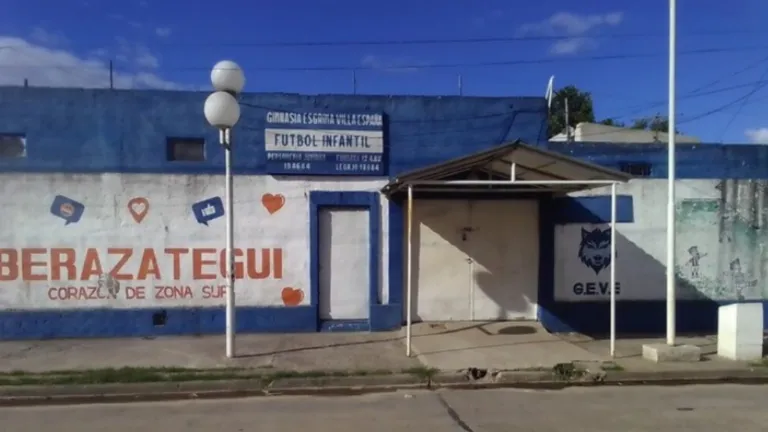 Fue a ver a su hija jugar y uno de los padres le clavó una llave de auto en la cabeza: está en terapia intensiva