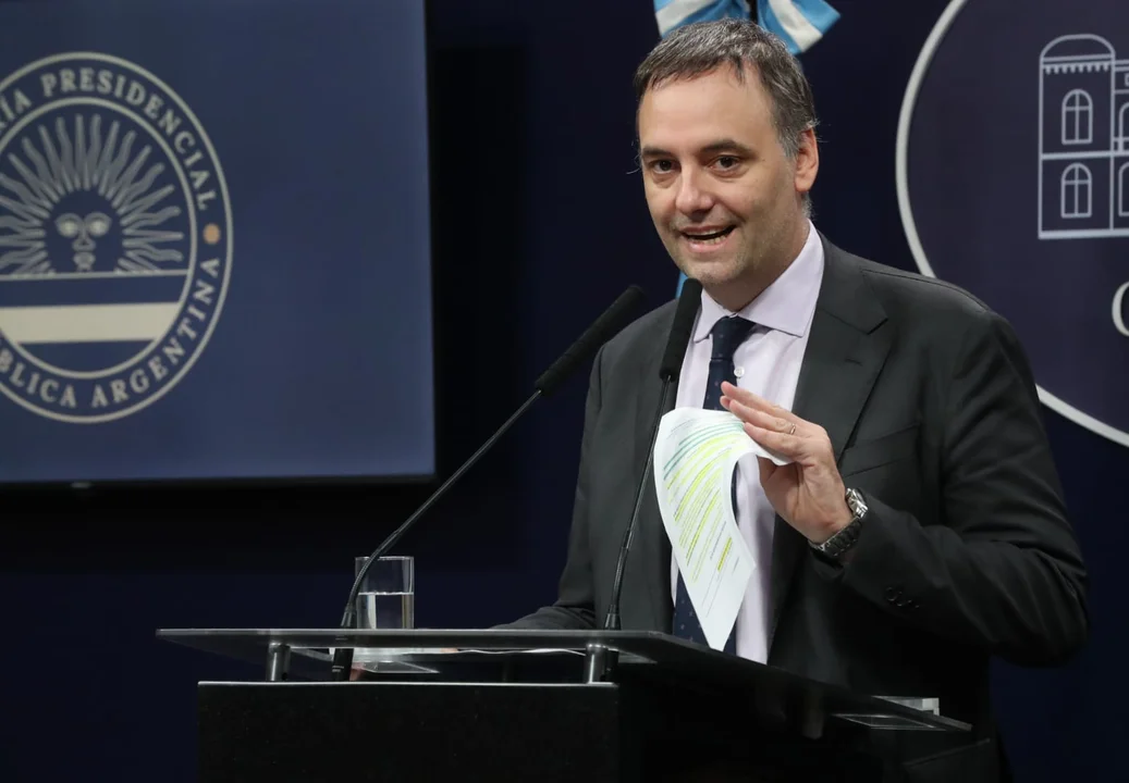 Viaje de Adorni a Punta del Este: el testigo declaró que el traslado lo pagó el periodista de la TV Pública