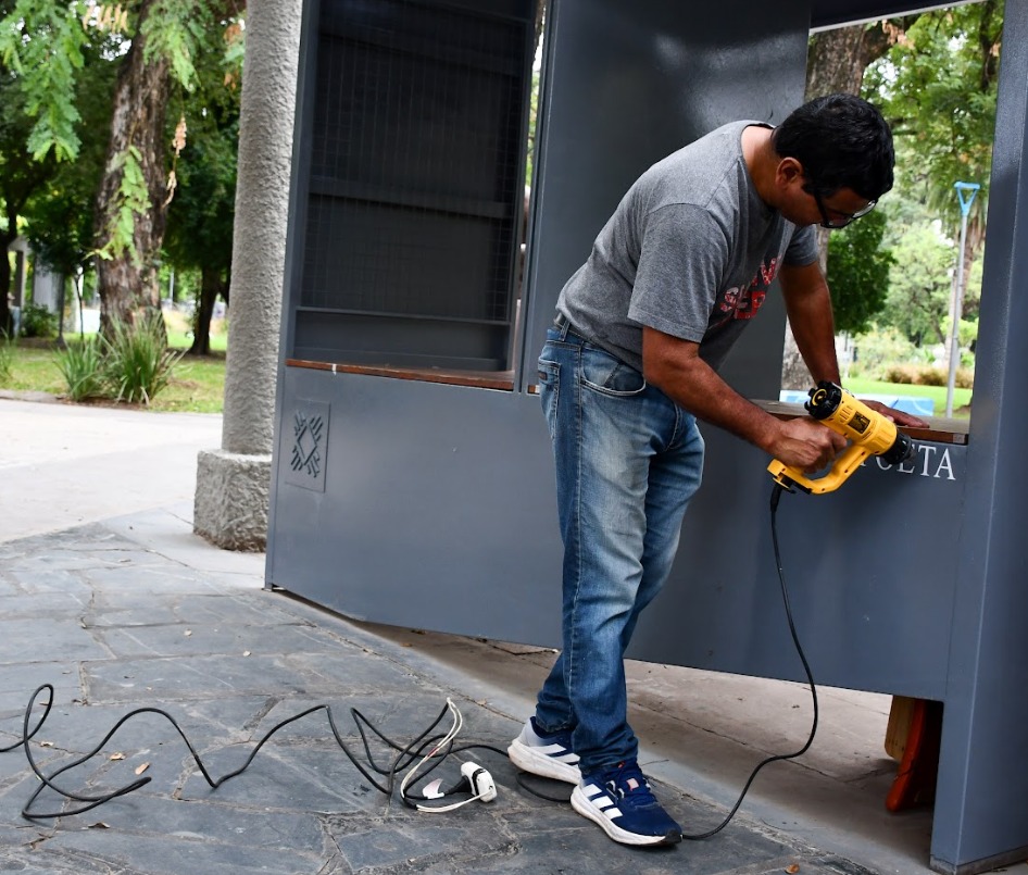 La Municipalidad restauró la pérgola de los artesanos de la plaza 25 de Mayo, que celebra 38 años este sábado