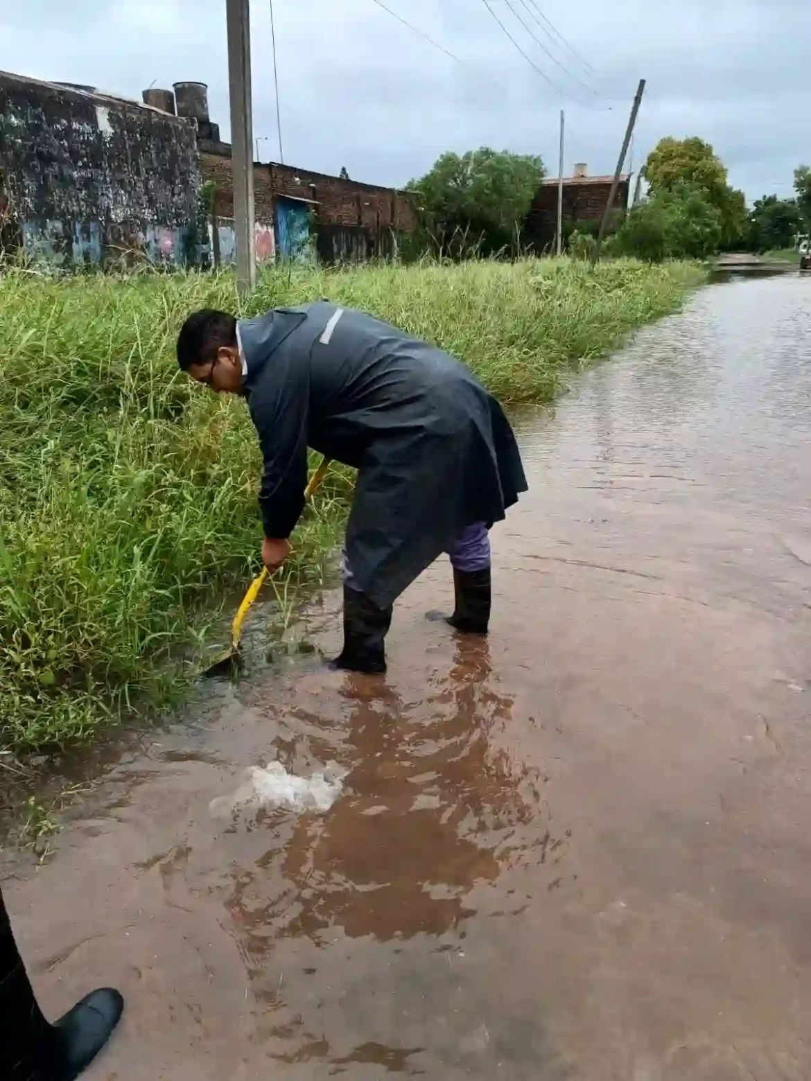 Resistencia: el Departamento Logística de la Policía del Chaco despliega operativo de emergencia tras las intensas lluvias de esta madrugada