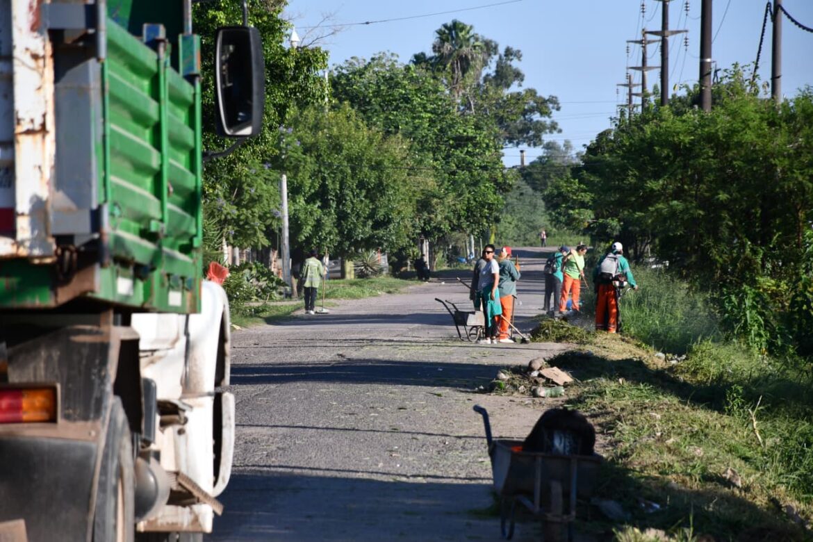 Amplia tarea de limpieza general en las calles y plazoleta del barrio Santa Catalina