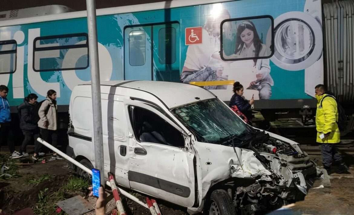 Se conocieron las imágenes del accidente del joven de 21 años que cruzó con la barrera baja y fue embestido por el tren Sarmiento