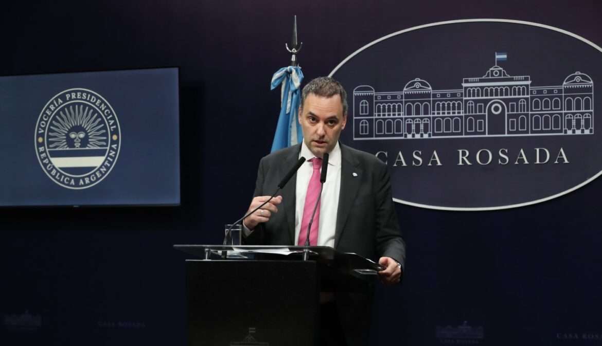 El juez pidió levantar el secreto bancario de Adorni y citó a declarar a otros cinco testigos