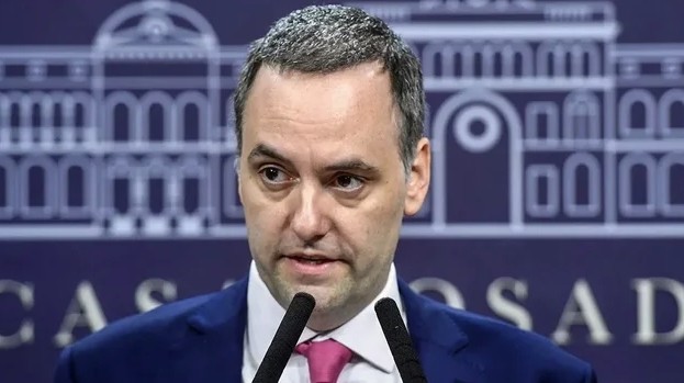 Vuelo privado a Punta del Este: Adorni contrató a un estudio de abogados para su defensa