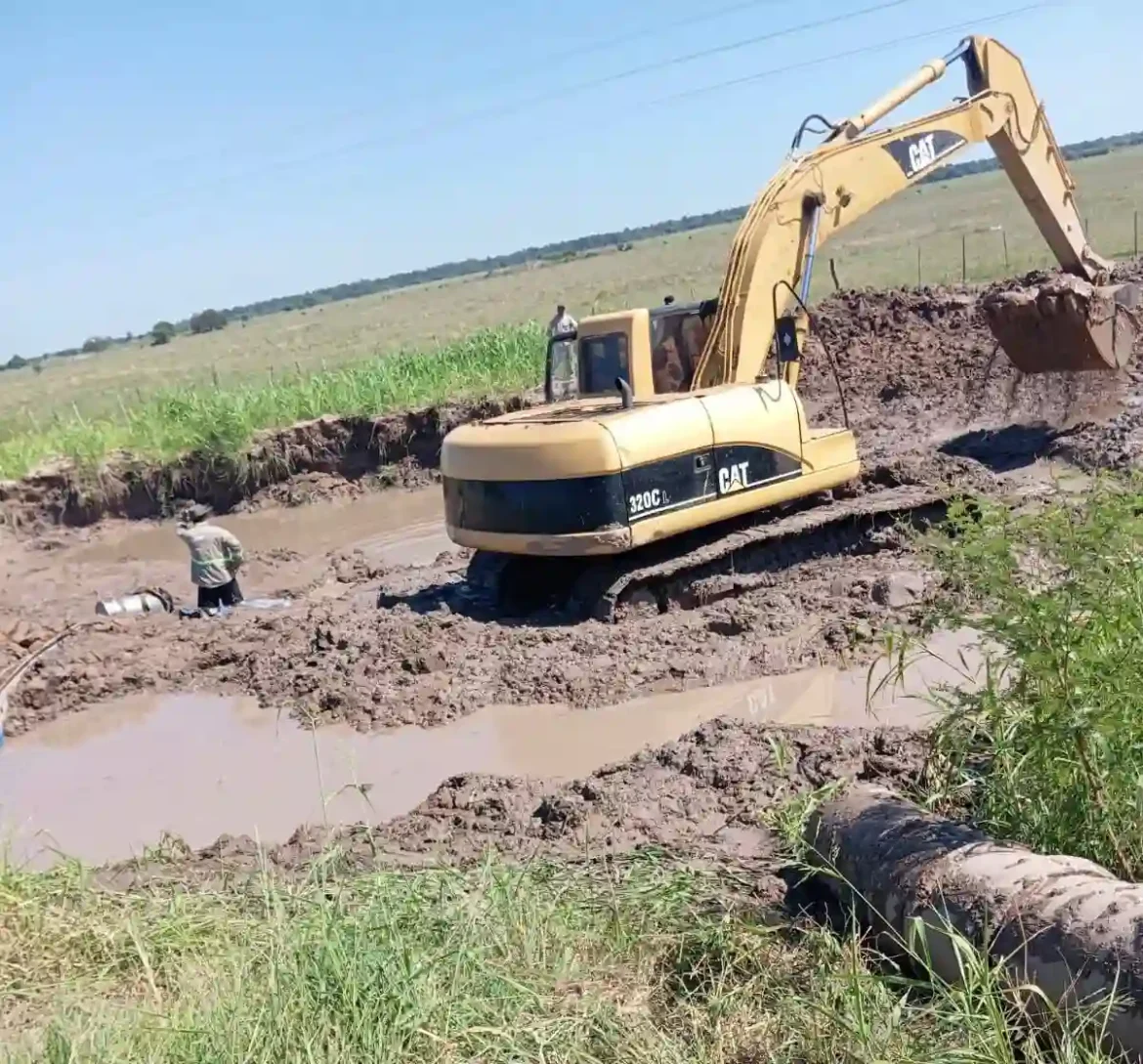 Gral. San Martín: Sameep trabaja a contrarreloj en la rotura del acueducto para normalizar el servicio de agua.