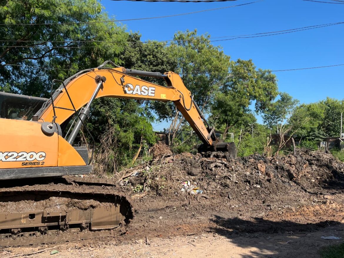 La Municipalidad realiza la limpieza de canales en la zona norte de Resistencia.