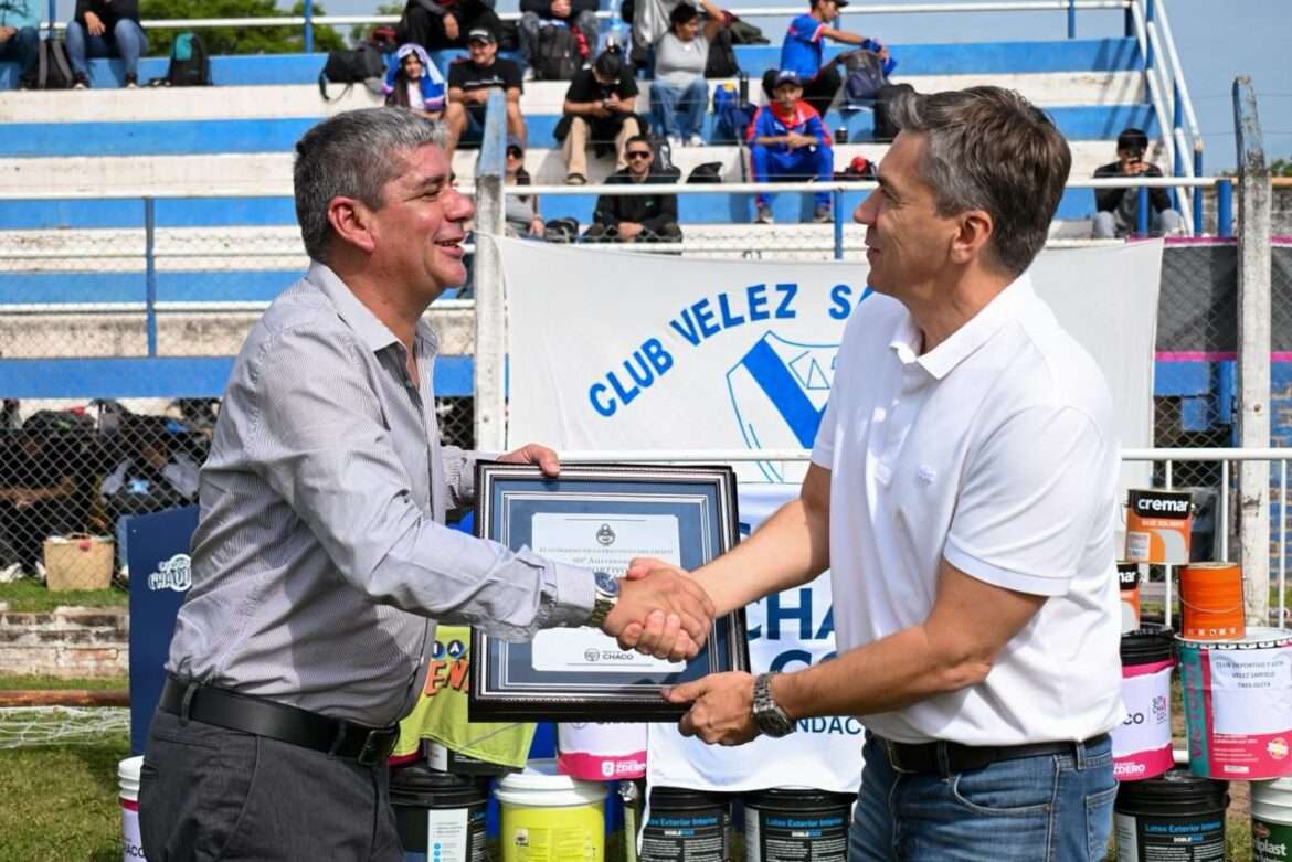 Tres Isletas: el gobernador Zdero acompañó los 90 años del Club Vélez Sarsfield y entregó equipamiento deportivo
