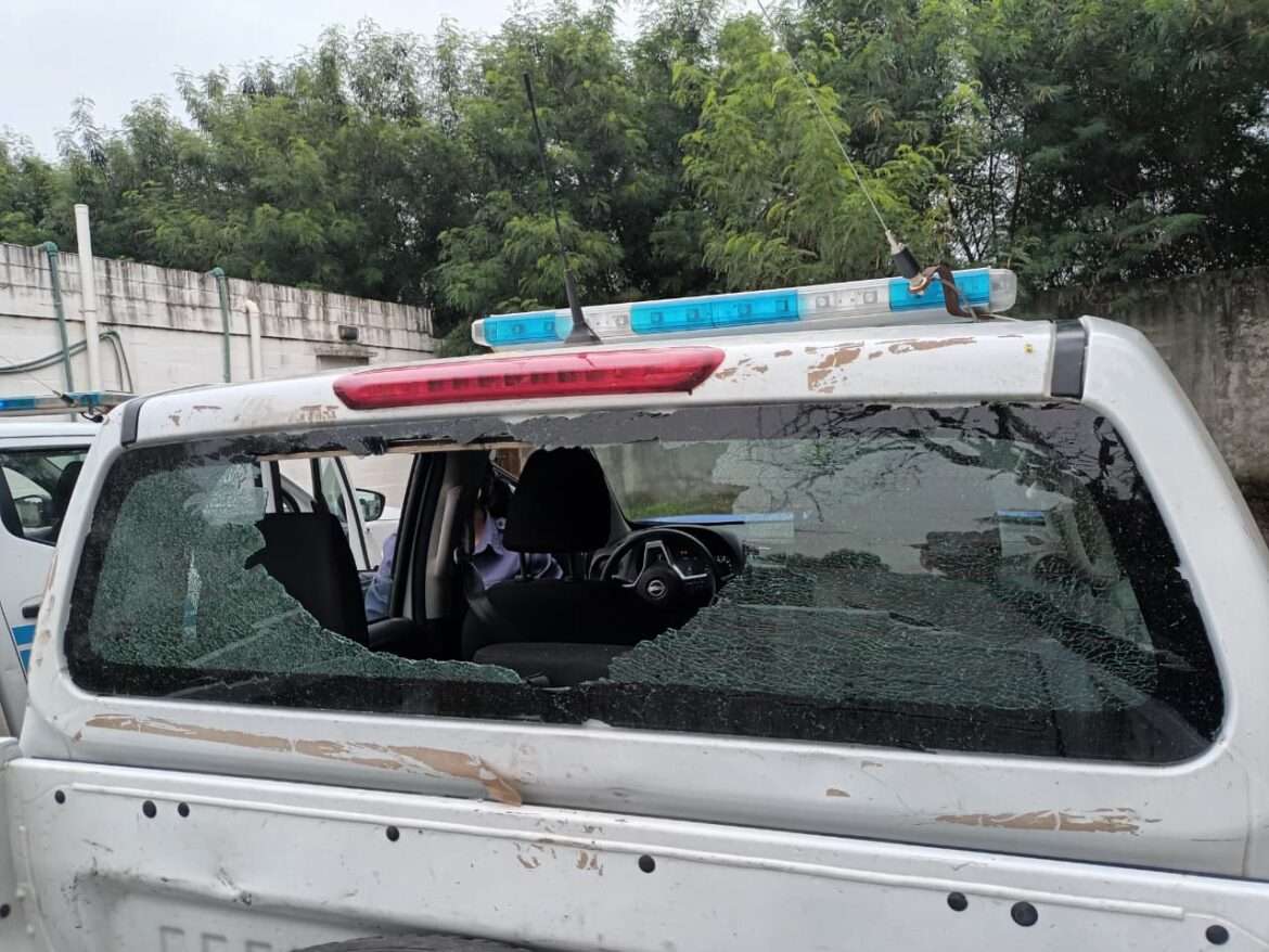 Fontana: atacaron a efectivos y dañaron un móvil policial