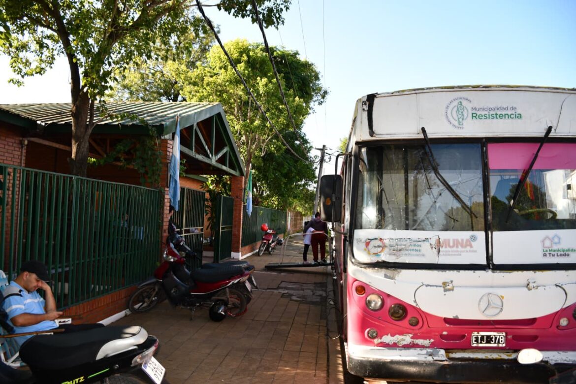 Colectivo sanitario y charlas sobre bullying en la escuela del barrio Paykin