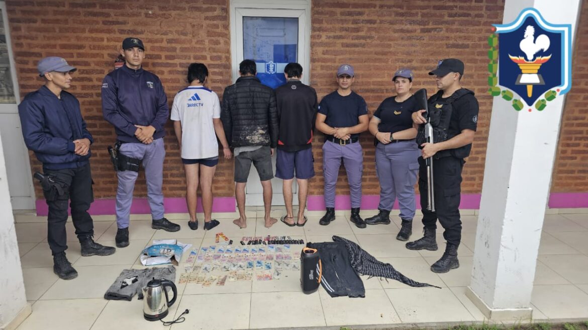 Detuvieron a tres jóvenes y recuperaron objetos robados de un comercio