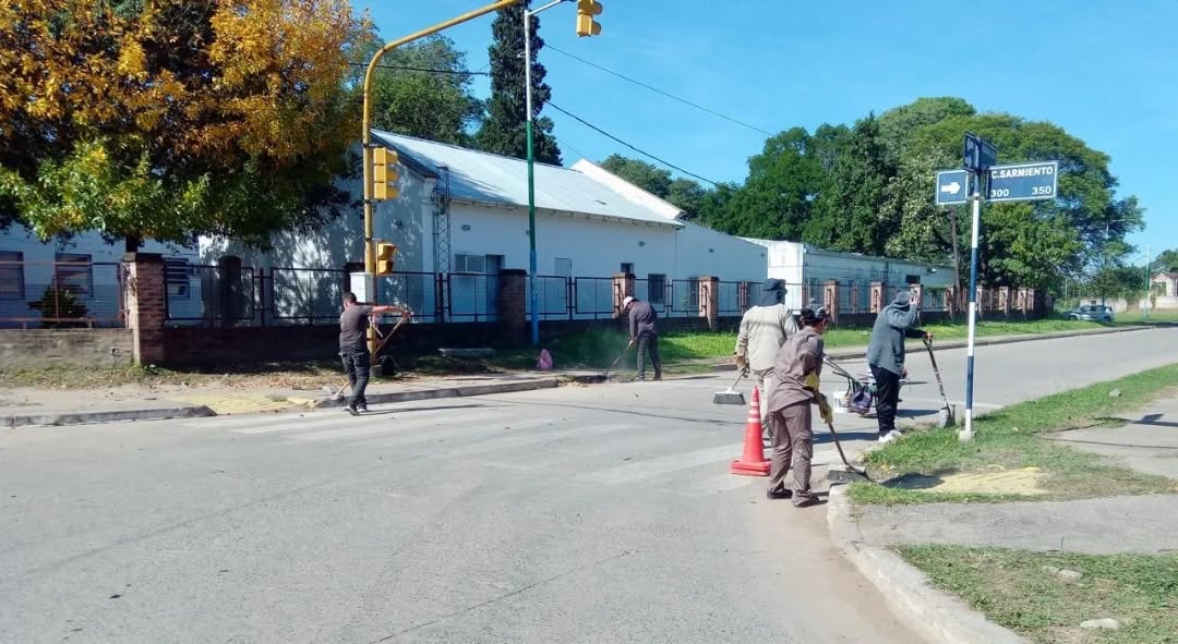 Fontana avanza con trabajos de pintura de cordones sobre Diagonal Salta