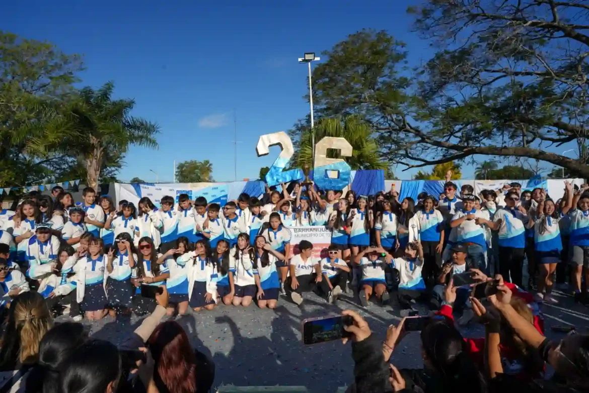 Barranqueras: alumnos de la E.E.P. N° 758 presentaron su promo con música, baile y emoción en Plaza Sarmiento