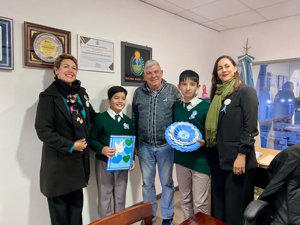 Barranqueras: alumnos de la U.E.G.P. N°6 entregaron un presente patrio al intendente